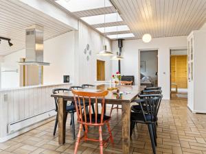 - une salle à manger avec une table et des chaises en bois dans l'établissement Holiday Home Floriane - 50m from the sea in NE Jutland by Interhome, à Hals