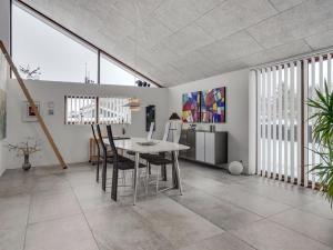 une salle à manger avec une table et des chaises dans l'établissement Holiday Home Aaran - 700m from the sea in NW Jutland by Interhome, à Blokhus