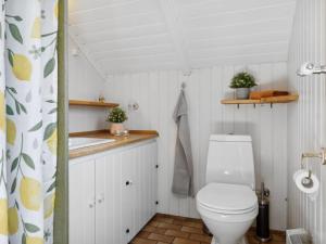 Koupelna v ubytování Holiday Home Jahn - all inclusive - 1-8km from the sea in NE Jutland by Interhome
