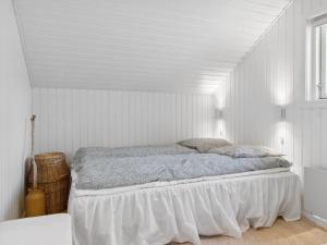 Postel nebo postele na pokoji v ubytování Holiday Home Jahn - all inclusive - 1-8km from the sea in NE Jutland by Interhome