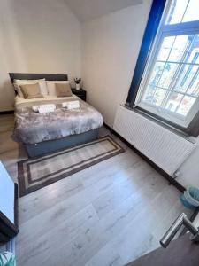 a bedroom with a bed and a large window at Flat 8 near Westfield Centre, 1 Bedroom, 1 Bathroom flat in London