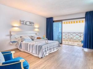 um quarto com uma cama e vista para o oceano em Apartment Blue Neptuno-2 by Interhome em Puerto de Santiago
