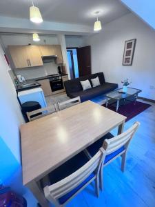 a living room with a table and chairs and a couch at Flat 8 near Westfield Centre, 1 Bedroom, 1 Bathroom flat in London