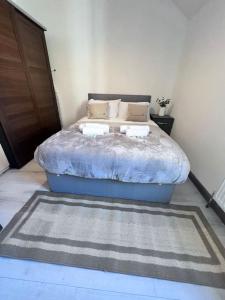 a bedroom with a bed in a room with a rug at Flat 8 near Westfield Centre, 1 Bedroom, 1 Bathroom flat in London