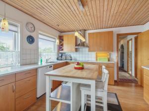 Кухня или мини-кухня в Apartment Ellanor - 1-4km from the sea in NW Jutland by Interhome
