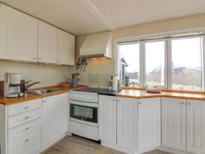 Kuchyň nebo kuchyňský kout v ubytování Holiday Home Edvia - 300m from the sea by Interhome