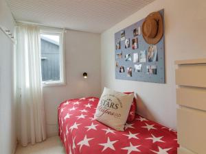um quarto com uma cama com uma almofada em Holiday Home Edvia - 300m from the sea in NW Jutland by Interhome em Lokken