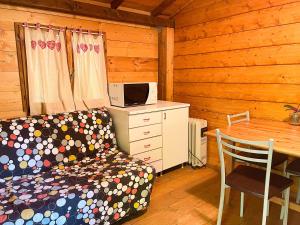 1 dormitorio con 1 cama y escritorio con microondas en Le sorgenti - Chalet 57, en Palazzuolo sul Senio