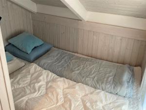 Postel nebo postele na pokoji v ubytování Holiday Home Dwerg - all inclusive - 400m from the sea by Interhome