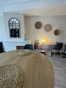 duży drewniany stół w pokoju z krzesłami w obiekcie T1 Bis élégant - Coeur de ville w Perpignanie