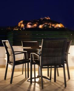 
a row of chairs sitting on top of a table at Museum Hotel, a member of Brown Hotels in Athens

