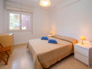 1 dormitorio con 2 camas y ventana en Apartment Els Pins by Interhome, en Sant Vicenç de Montalt