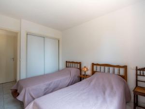 dos camas sentadas una al lado de la otra en un dormitorio en Villa Ténérife by Interhome, en Cavalaire-sur-Mer