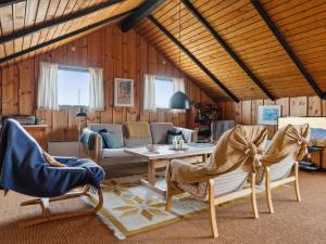 uma sala de estar com mesa e cadeiras em Holiday Home Henri - 500m from the sea in NW Jutland by Interhome em Fjerritslev
