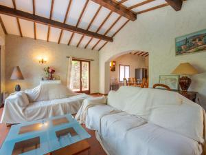 una sala de estar con 2 sofás blancos y una mesa. en Villa Ténérife by Interhome, en Cavalaire-sur-Mer
