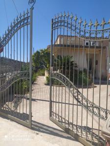 una puerta frente a un edificio en Casa Vacanze Villa Verde - Ribera, en Ribera
