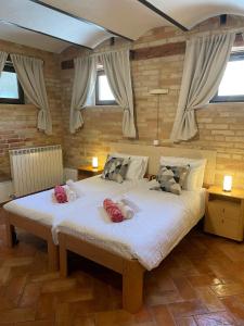um quarto com uma cama grande e 2 almofadas em Country House Le Marche em Monte San Pietrangeli