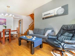Apartment Mainera by Interhome في سورت: غرفة معيشة مع أريكة وطاولة