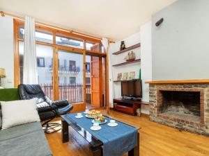 Apartment Mainera by Interhome في سورت: غرفة معيشة مع أريكة ومدفأة