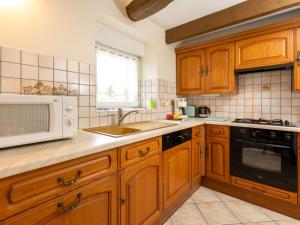 Η κουζίνα ή μικρή κουζίνα στο Holiday Home Emeraude by Interhome