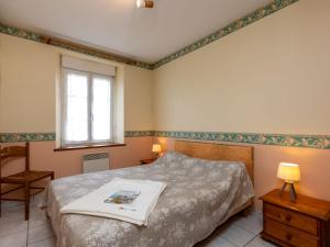 een slaapkamer met een bed en een raam bij Holiday Home opale by Interhome in Saint-Coulomb