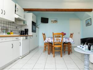 een keuken met een tafel en stoelen in een kamer bij Holiday Home opale by Interhome in Saint-Coulomb