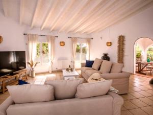 uma sala de estar com dois sofás e uma televisão em Villa Alsing by Interhome em Xàbia