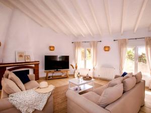 uma sala de estar com um sofá e uma televisão em Villa Alsing by Interhome em Xàbia