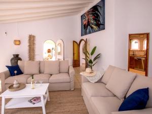 ein Wohnzimmer mit zwei Sofas und einem Tisch in der Unterkunft Villa Villa Alsing by Interhome in Jávea + 26 Fotos