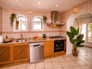 eine Küche mit Spüle und Herd in der Unterkunft Villa Villa Alsing by Interhome in Jávea