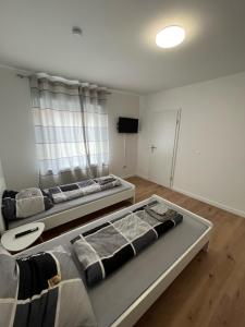 Zimmer mit 2 Betten und einem TV. in der Unterkunft Übernachtung by Tag in Staufenberg