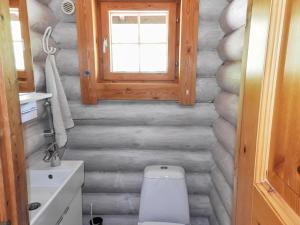 Kylpyhuone majoituspaikassa Holiday Home Hiidenlumo by Interhome