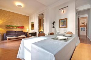 バレンシアにあるBeds & Breaks Straussのリビングルーム(大きな白いテーブル、ソファ付)