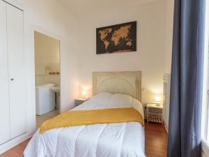 - une chambre avec un grand lit et une salle de bains dans l'établissement Apartment Villa Thaïs by Interhome, à Royan