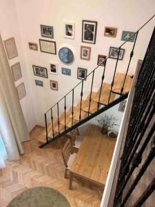 布達佩斯的住宿－GabEni Home，楼梯和桌子的楼梯