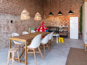 une salle à manger avec une table en bois et des chaises blanches dans l'établissement Holiday Home Rita by Interhome, à Malgrat de Mar