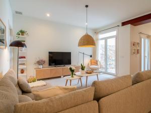 Una sala de estar con un sofá y un televisor. en Holiday Home Rita by Interhome, en Malgrat de Mar 51 fotos más