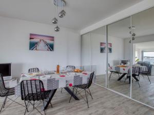 ein Esszimmer mit einem Tisch und einigen Stühlen in der Unterkunft Apartment La Bellanda by Interhome in Six-Fours-les-Plages
