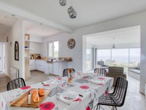 ein Esszimmer und eine Küche mit Tisch und Stühlen in der Unterkunft Apartment La Bellanda by Interhome in Six-Fours-les-Plages