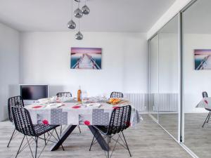 ein Esszimmer mit Tisch und Stühlen in der Unterkunft Apartment La Bellanda by Interhome in Six-Fours-les-Plages