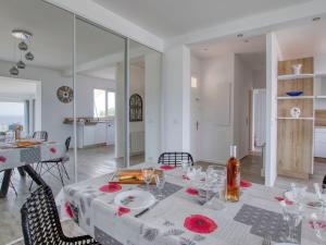 ein Esszimmer mit einem Tisch und ein Zimmer mit einer Küche in der Unterkunft Apartment La Bellanda by Interhome in Six-Fours-les-Plages + 20 Fotos