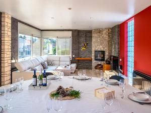 uma sala de estar com uma mesa com copos de vinho em Villa Villa Luxury Rock Tirri by Interhome em Reus