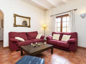 uma sala de estar com dois sofás vermelhos e uma mesa em Holiday Home Can Maggi by Interhome em Calonge