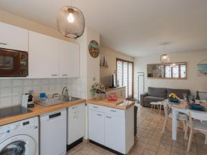 カブールにあるHoliday Home Les Sylvestres-6 by Interhomeのキッチンとテーブルのあるリビングルーム