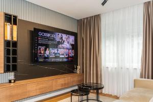 TV a/nebo společenská místnost v ubytování Royalux Kennedy Residences