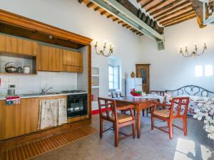 uma cozinha e sala de jantar com mesa e cadeiras em Apartment Torre 4 by Interhome em Stigliano