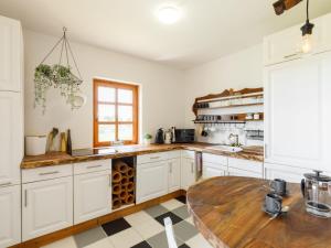 Kjøkken eller kjøkkenkrok på Holiday Home Majsa by Interhome