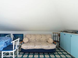 - un salon avec un canapé et une table dans l'établissement Apartment Attic Beach by Interhome, à Laigueglia