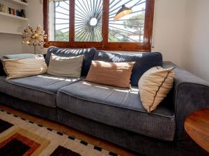 un sofá azul con almohadas en la sala de estar en Holiday Home Mas Altaba by Interhome, en Maçanet de la Selva