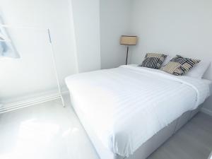 biała sypialnia z łóżkiem z białą pościelą i lampką w obiekcie Pass the Keys Comfortable Central Studio Retreat in Birmingham w Birmingham